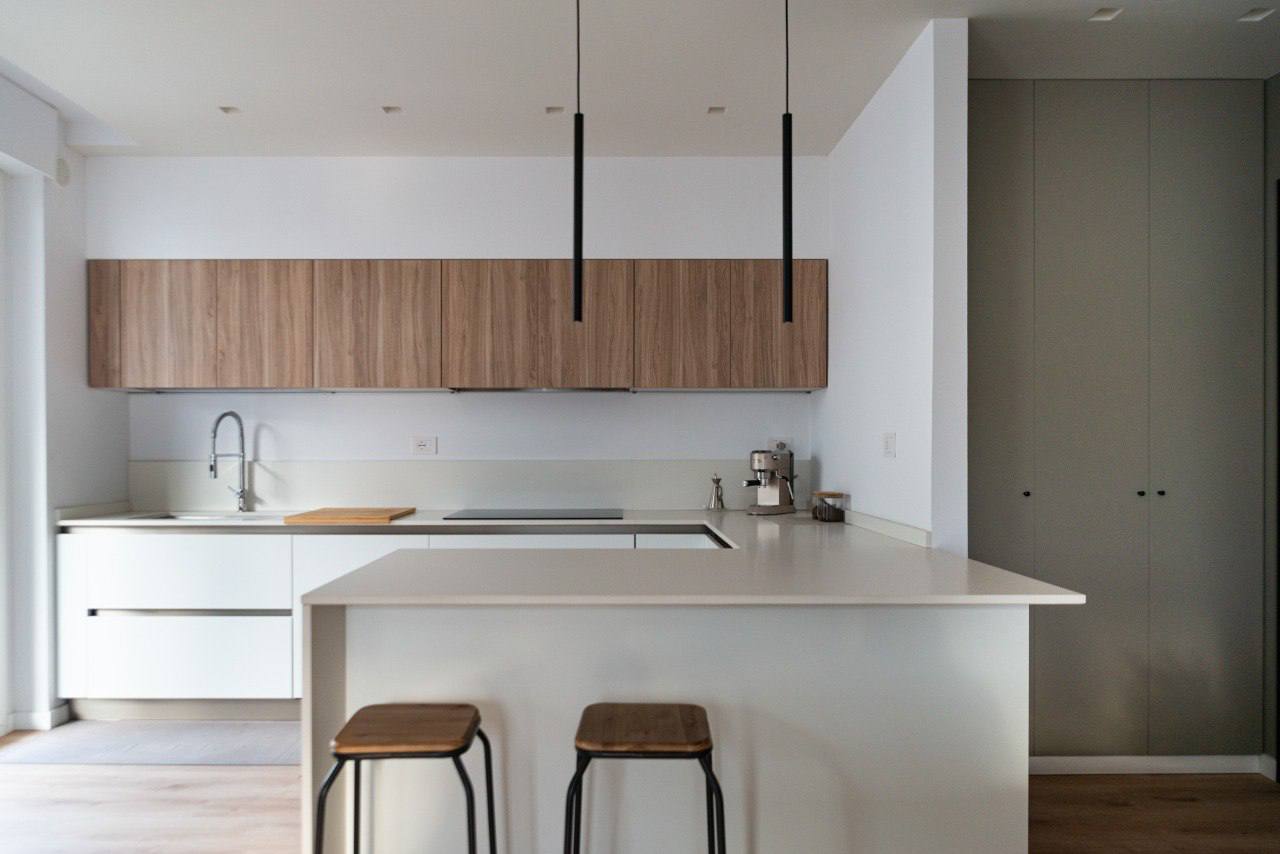 Cucina moderna su misura con isola centrale