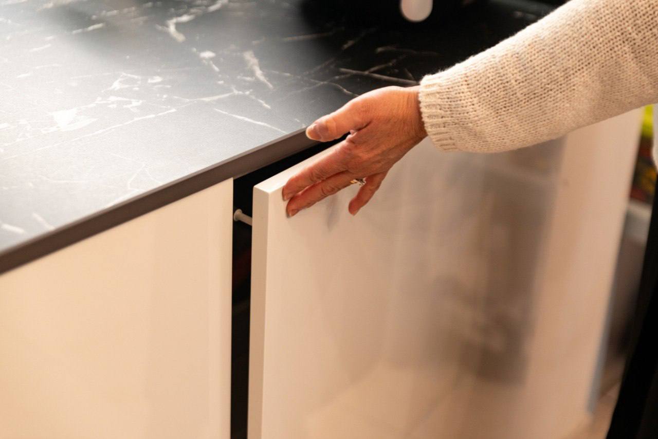 Dettaglio di finiture e apertura di un mobile cucina