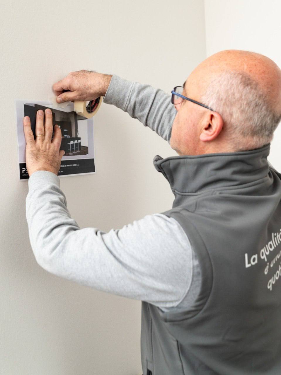 Installazione e verifica di un progetto di arredo su parete